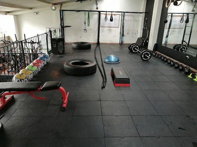 Zona de entrenamiento funcional de Distrito Fitness en sus inicios, con llantas y cuerdas de batalla